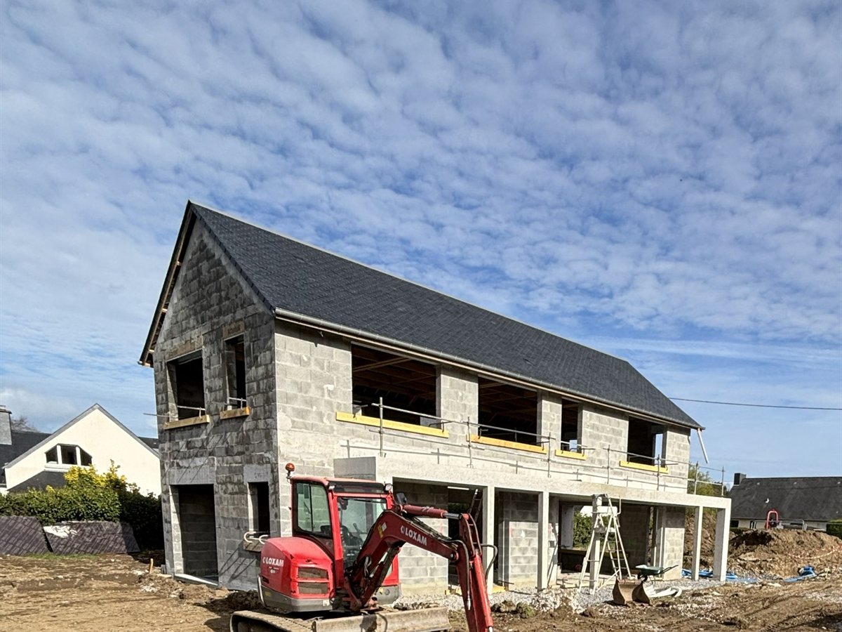 Maison individuelle en construction, gros oeuvre et charpente