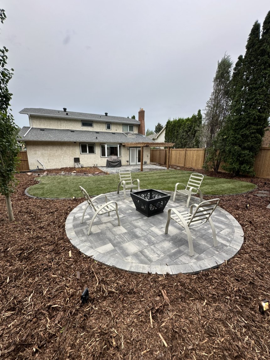 Terrasse pavée avec brasero et jardin paysager