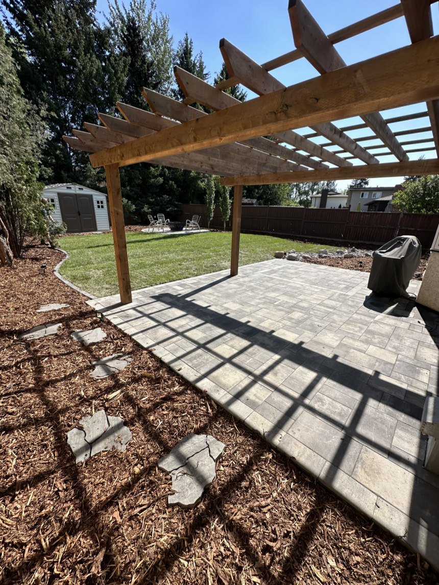Pergola en bois sur terrasse pavée