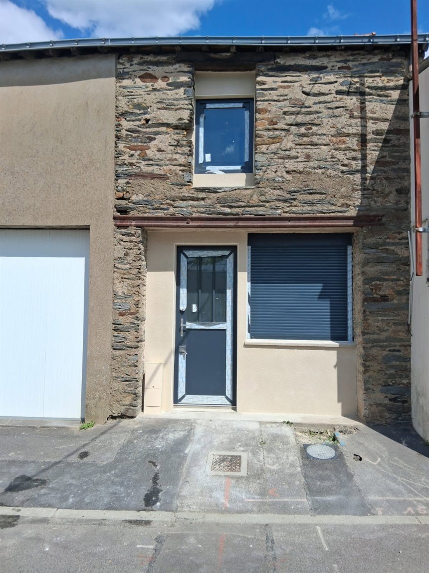 Façade en pierre rénovée avec nouvelles ouvertures, après travaux