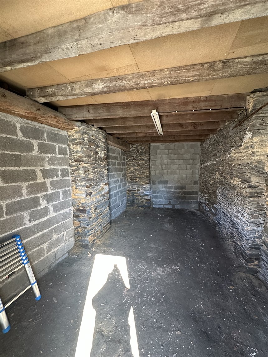 Salon à l'état brut en pierre avant travaux